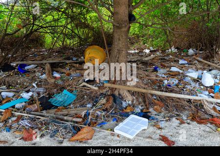 La pollution plastique important sur une plage de Thaïlande island. Banque D'Images