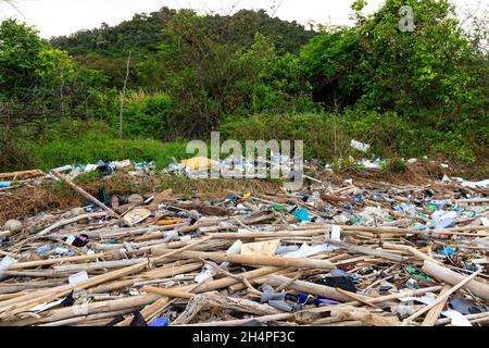 La pollution plastique important sur une plage de Thaïlande island. Banque D'Images