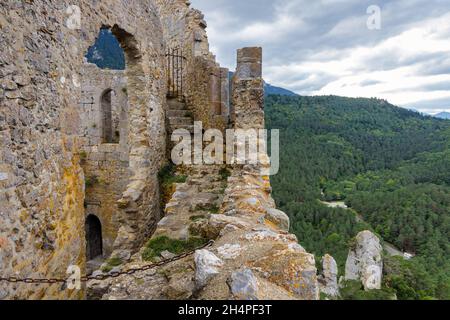 Vue depuis les ruines médiévales du château de Puilaurens, en France, sous un ciel nuageux et spectaculaire Banque D'Images