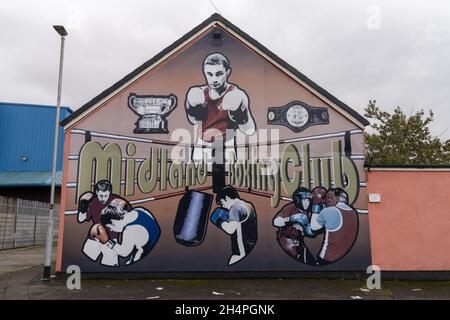 BELFAST, ROYAUME-UNI - 09 octobre 2021 : la fresque du club de boxe Midland sur un bâtiment à Belfast, Royaume-Uni Banque D'Images