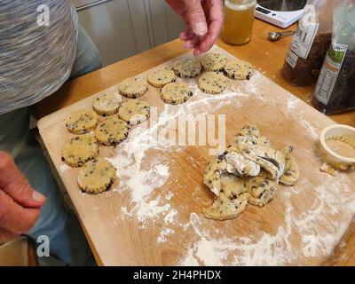 Préparation de la pâte à pâtisserie pour faire des gâteaux gallois également connus sous le nom de pâtisseries ou de galettes de pain qui sont un pain sucré traditionnel du pays de Galles Royaume-Uni, sto Banque D'Images