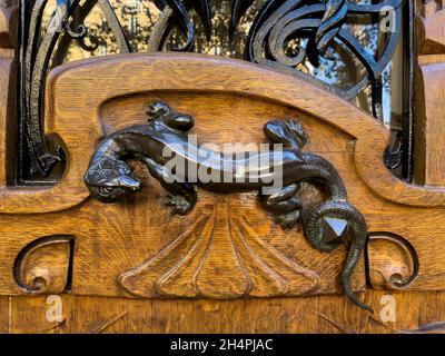 Porte en bois Art Nouveau ornée avec figurine bronze d'une poignée de porte en forme de lézard, Paris, France Banque D'Images