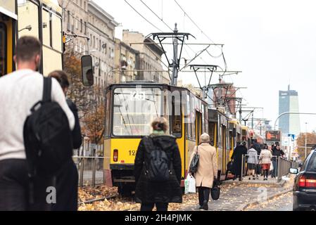 Varsovie, Pologne - 21 octobre 2021 : transports en commun à Varsovie.Panne de tram et embouteillage en ville. Banque D'Images