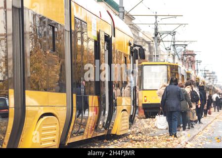 Varsovie, Pologne - 21 octobre 2021 : transports en commun à Varsovie.Panne de tram et embouteillage en ville. Banque D'Images