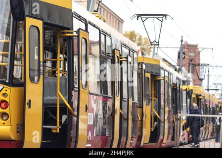 Varsovie, Pologne - 21 octobre 2021 : transports en commun à Varsovie.Panne de tram et embouteillage en ville. Banque D'Images