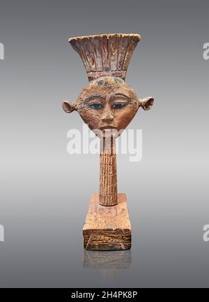 Bois égyptien Sculpture de la déesse Anouket .Musée du Louvre N3534.Anouket (déesse à la vache, tête de, oreilles percées, couronne d'Anouket).Isolant Banque D'Images