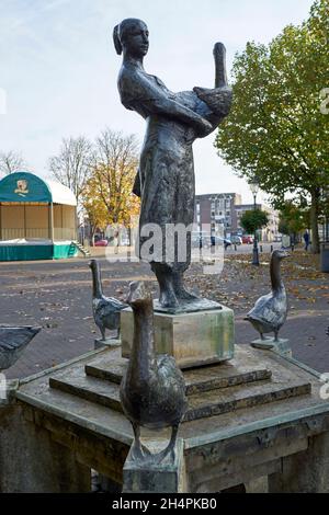 Coevorden, pays-Bas - 31 2021 octobre - Statue d'une fille d'oie. Banque D'Images