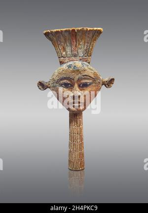 Bois égyptien Sculpture de la déesse Anouket .Musée du Louvre N3534.Anouket (déesse à la vache, tête de, oreilles percées, couronne d'Anouket).Isolant Banque D'Images