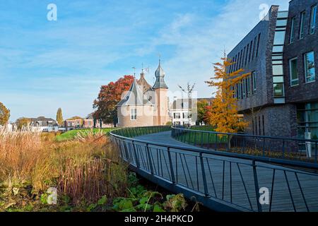 Coevorden, pays-Bas - 31 2021 octobre - vue sur le château médiéval de Coevorden et le pont piétonnier moderne incurvé qui le mène. Banque D'Images