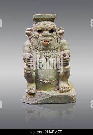 Statue égyptienne de sculpture du dieu BES, 664-525 av. J.-C., 16e dynastie, .Musée du Louvre E10929.BES est en squating portant la peau de panthère, la barbe, le protru Banque D'Images