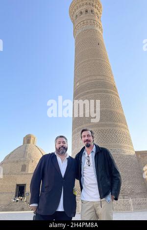 Le grand-duc George de Russie pose avec le prince Aimone de Savoie-Aoste sous le minaret de Kalon lors d'une visite dans le pays à Boukhara, le 30 octobre 2021 en Ouzbékistan.Photo par DNPhotography/ABACAPRESS.COM Banque D'Images