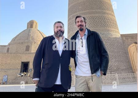 Le grand-duc George de Russie pose avec le prince Aimone de Savoie-Aoste sous le minaret de Kalon lors d'une visite dans le pays à Boukhara, le 30 octobre 2021 en Ouzbékistan.Photo par DNPhotography/ABACAPRESS.COM Banque D'Images