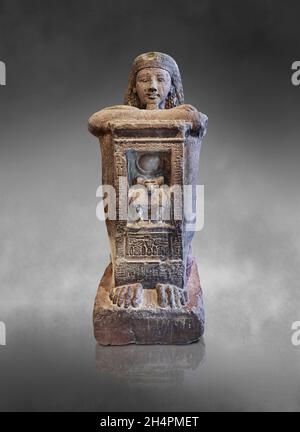 Statue égyptienne de Kha, scribe des rois offrant table, 1279-1213, 19e dynastie, quartzite.Musée du Louvre inv A65.dans la chapelle à la f Banque D'Images