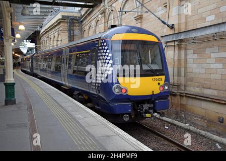 Un train à plusieurs unités ScotRail de classe 170 Turbostar diesel attendant à la plate-forme de la gare Waverley d'Édimbourg, Écosse, Royaume-Uni.Septembre 2021 Banque D'Images