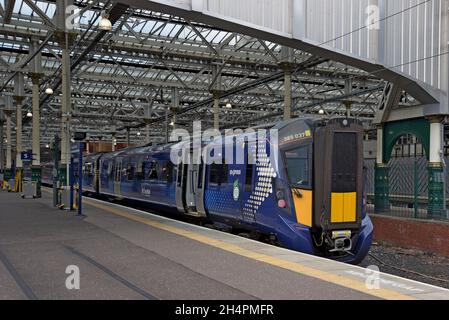 Un train électrique à unités multiples ScotRail de classe 385 attendant à la plate-forme de la gare Waverley d'Édimbourg, Écosse, Royaume-Uni.Septembre 2021 Banque D'Images