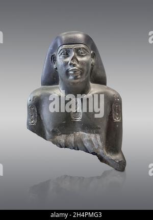 Fragment de statue égyptienne d'un homme, naophore , dédié à Horus, 610-595, 26e dynadry,Letopolis, graywack.Musée du Louvre E10709.Règne de Nekao II Banque D'Images