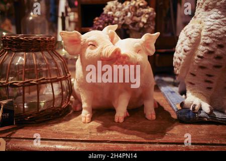 Statue de cochon d'amour dans un magasin d'antiquités Banque D'Images