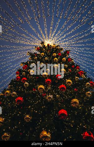 Guirlandes scintillantes et décorations dorées de fête avec arbre de Noël comme symbole de bonne année et de fête des fêtes d'hiver de joyeux Noël. Banque D'Images