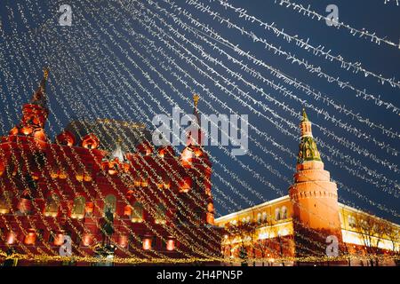 Arbre de Noël sur la place Rouge de Moscou décoré de boules dorées et de guirlandes, lumières scintillantes.Guirlande de lumières dorées s'étaler du haut de la t Banque D'Images