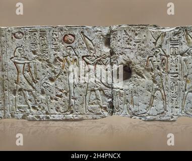 Ancienne fresque égyptienne de relief de Ramesses II faisant des offrandes à Osiris, 1279-1213, Adydos.Musée du Louvre B20 N132.Dans 2 scènes, de gauche - Ramsès I Banque D'Images