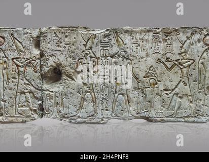 Ancienne fresque égyptienne de relief de Ramesses II faisant des offrandes à Osiris, 1279-1213, Adydos.Musée du Louvre B20 N132.Dans 2 scènes, de gauche - Ramsès I Banque D'Images