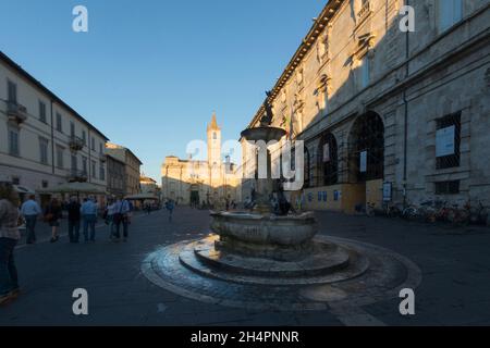 Piazza Arringo Square, vue sur la cathédrale de Sant'Emidio, Ascoli Piceno, Marche, Italie, Europe Banque D'Images