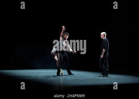 Alessandra Ferri et Carlos Acosta exécutent la première mondiale d'un nouveau duo / pas de deux par Goyo Montero partie du Ballet Royal de Birmingham Banque D'Images