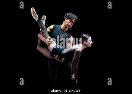 Alessandra Ferri et Carlos Acosta exécutent la première mondiale d'un nouveau duo / pas de deux de Goyo Montero dans le cadre du Birmingham Royal Ballet's Cuated Banque D'Images