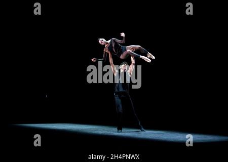 Alessandra Ferri et Carlos Acosta exécutent la première mondiale d'un nouveau duo / pas de deux de Goyo Montero dans le cadre du Birmingham Royal Ballet's Cuated Banque D'Images