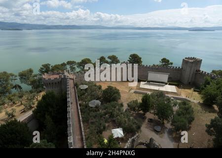 Vue depuis la forteresse médiévale de Castiglione del Lago, l'île de Polvese, le lac Trasimeno, l'Ombrie, l'Italie,Europe Banque D'Images