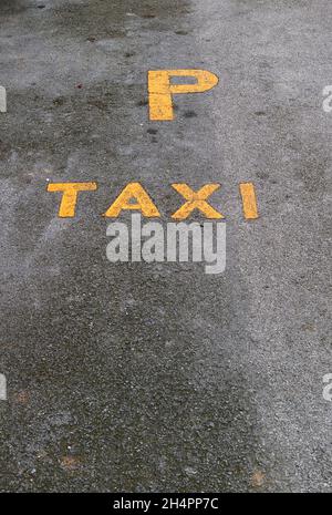 PANNEAU DE stationnement DE TAXI sur la rue Banque D'Images