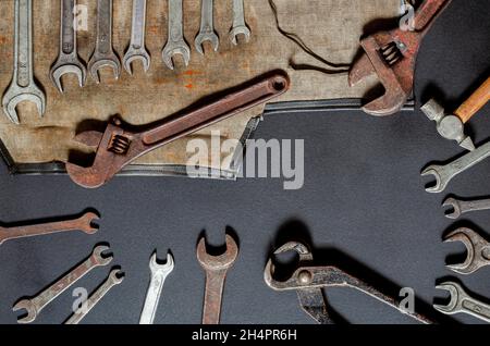 Vieux outils vintage sur toile de fond de pierre.Vue de dessus avec espace de copie.Pose à plat.Gros plan sur les vieux outils rouillés.Anciens outils de l'atelier. Banque D'Images