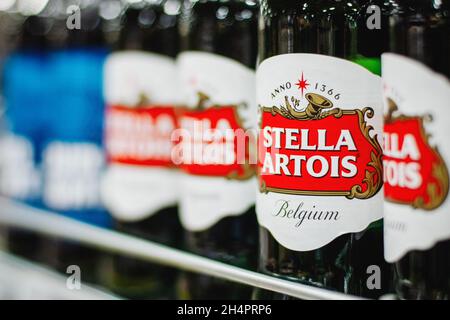 Bouteilles de bière belge Stella Artois sur le plateau du supermarché, Moscou, 28 octobre 2021 Banque D'Images