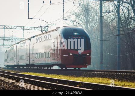 Train sur le chemin de fer - transfert aéroexpress train à Moscou, Moscou, 31 octobre 2021 Banque D'Images