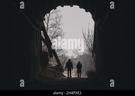 Deux personnes marchant dans un tunnel secret menant à un parc dans le Dakota du Nord Banque D'Images