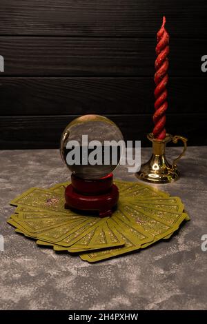 Boule de cristal et cartes de tarot sur fond gris.Prévisions Banque D'Images