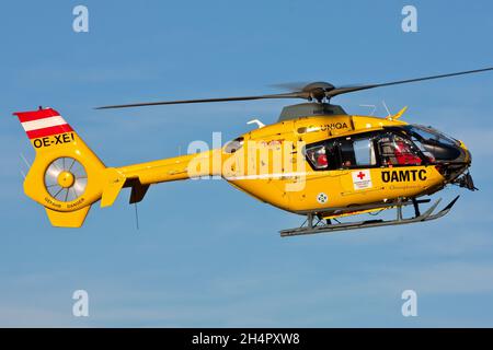 SALZB, AUTRICHE - 12 septembre 2019 : l'hélicoptère de sauvetage autrichien Eurocopter EC135 en action Banque D'Images