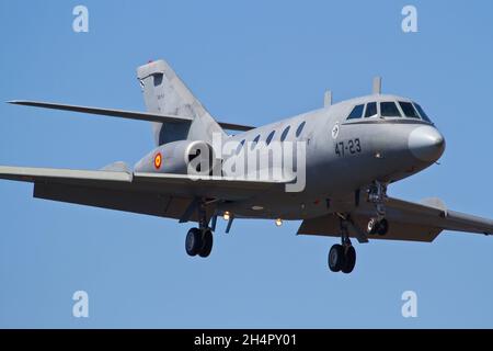 ARRECIFE, ESPAGNE - 13 septembre 2014: L'armée de l'air Dassault Falcon 20 débarque dans le ciel bleu d'Arrecife Banque D'Images