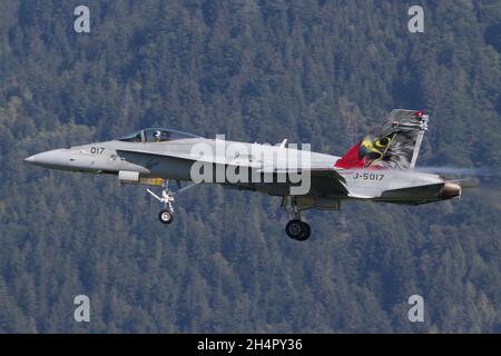 ZELTWEG, AUTRICHE - 07 septembre 2019 : atterrissage de la Swiss Air Force F-18 Hornet en face d'une montagne à Zeltweg Banque D'Images