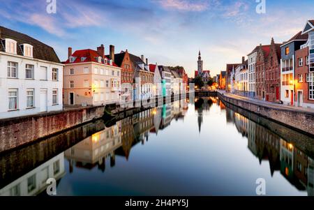 Bruges - Vue sur la Place Jan Van Eyck et de l'église à Bruges, Belgique Banque D'Images