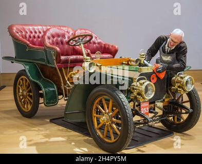 Londres Royaume-Uni 04 novembre 2021 Bonhams propose six voitures anciennes avec l'entrée à l'édition 2021 du rallye de longue date de l'âge d'or de la vente de Motooring le 5 novembre dans sa salle New Bond Street. Le premier pack est une Peugeot 1904 Type 67A 10/12HP Double-Cylinder Swing-Seat tonneau, estimée entre 140,000 et 170,000 £.Fabriquée par l'un des plus anciens constructeurs automobiles au monde, cette Peugeot est équipée d'une transmission à quatre vitesses, d'une marche arrière et peut transporter confortablement cinq passagers.Reprise de France et entièrement restaurée au début des années 1970, la Peugeot est entrée dans sa première course en 1974 A. Banque D'Images