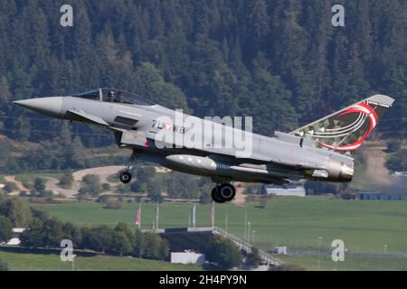 ZELTWEG, AUTRICHE - 07 septembre 2019 : le Bundesheer Eurofighter Typhoon de la Force aérienne autrichienne en finale pour l'atterrissage à Zeltweg Banque D'Images