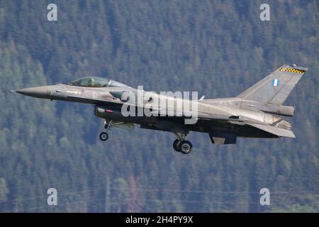 ZELTWEG, AUTRICHE - 07 septembre 2019 : le chasseur F-16 de la Force aérienne hellénique en finale pour atterrir à Zeltweg Banque D'Images