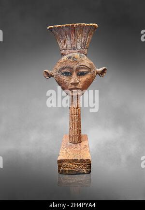 Bois égyptien Sculpture de la déesse Anouket .Musée du Louvre N3534.Anouket (déesse à la vache, tête de, oreilles percées, couronne d'Anouket).Isolant Banque D'Images