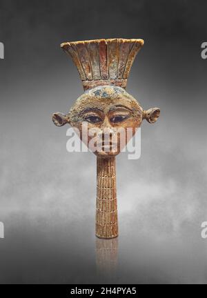 Bois égyptien Sculpture de la déesse Anouket .Musée du Louvre N3534.Anouket (déesse à la vache, tête de, oreilles percées, couronne d'Anouket).Isolant Banque D'Images