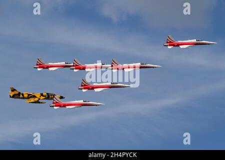 ZELTWEG, AUTRICHE - 06 septembre 2019 : formation de Patrouille Suisse avec F-5 Tiger et Hawker Hunter à Zeltweg Banque D'Images