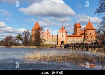 Les murs et tours orange du château de l'île Trakai, lac Galve, République de Lituanie Banque D'Images