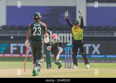 Dubaï, Émirats arabes Unis, 4 novembre 2021.Matthew Wade, d'Australie (en jaune), interjette les appels lors du match de la coupe du monde ICC Mens T20 entre l'Australie et le Bangladesh au Dubai International Cricket Stadium, Dubai, Émirats Arabes Unis, le 04 novembre 2021.Photo de Grant Winter.Utilisation éditoriale uniquement, licence requise pour une utilisation commerciale.Aucune utilisation dans les Paris, les jeux ou les publications d'un seul club/ligue/joueur.Crédit : UK Sports pics Ltd/Alay Live News Banque D'Images