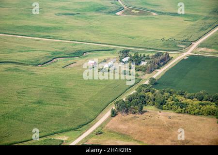 Vue aérienne des champs pleins de cultures et de fermes dans les régions rurales du Dakota du Sud. Banque D'Images