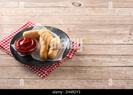 Tequeños d'Amérique latine farcies de fromage sur table en bois Banque D'Images